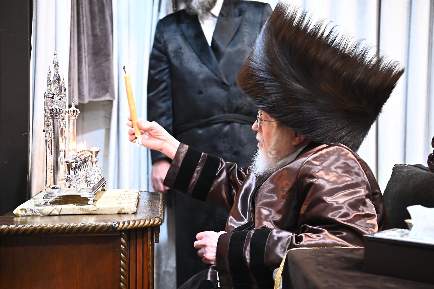 האדמו"ר מקרעטשניף בהדלקת נרות חנוכה