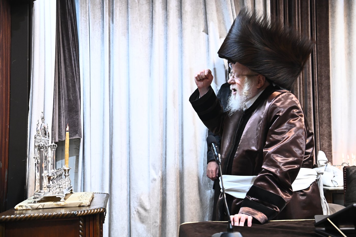 האדמו"ר מקרעטשניף בהדלקת נרות חנוכה