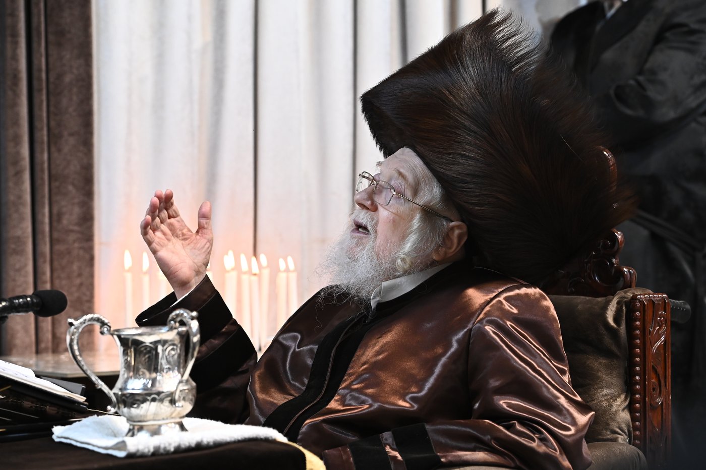 האדמו"ר מקרעטשניף בהדלקת נרות חנוכה