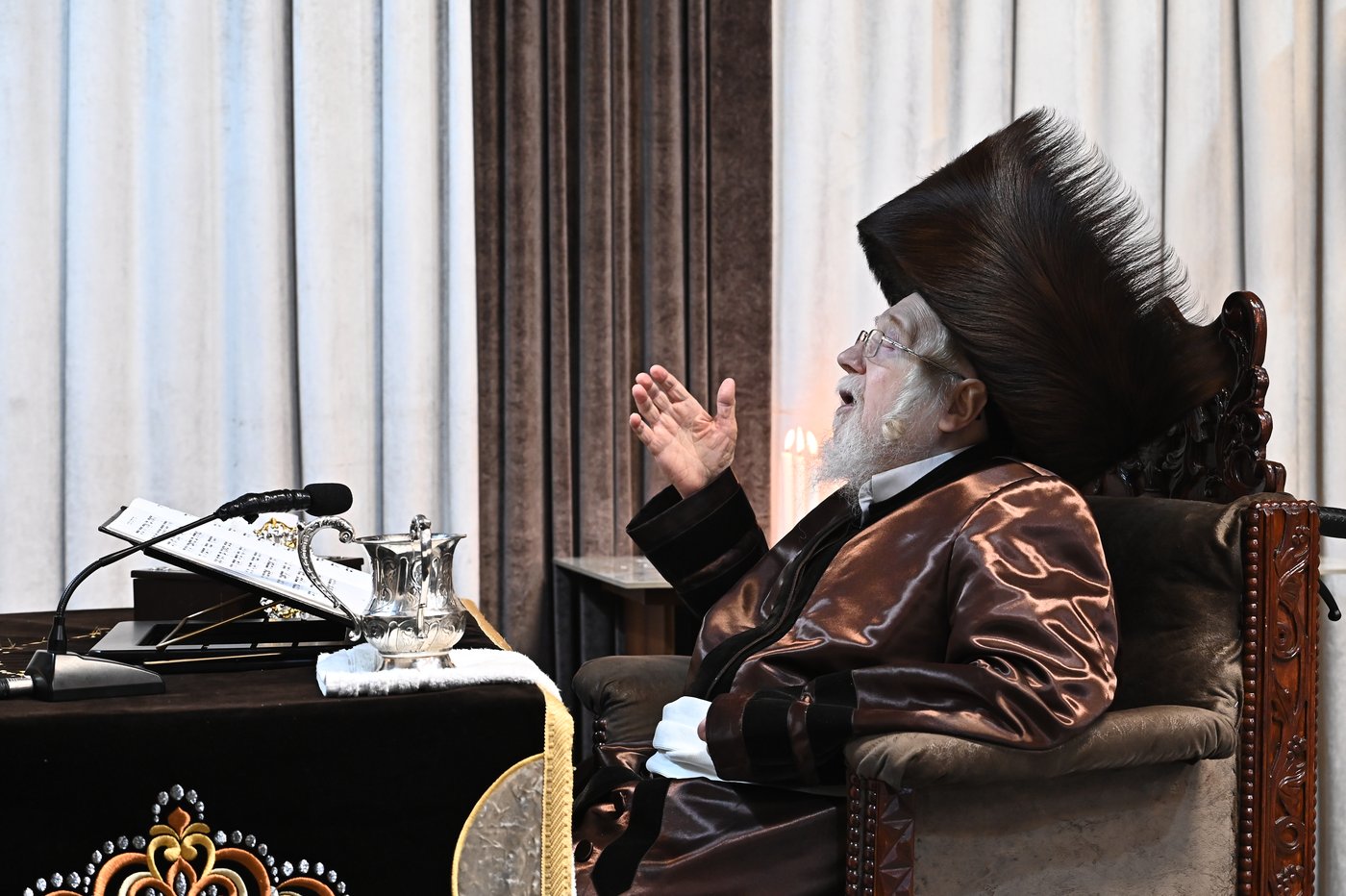 האדמו"ר מקרעטשניף בהדלקת נרות חנוכה