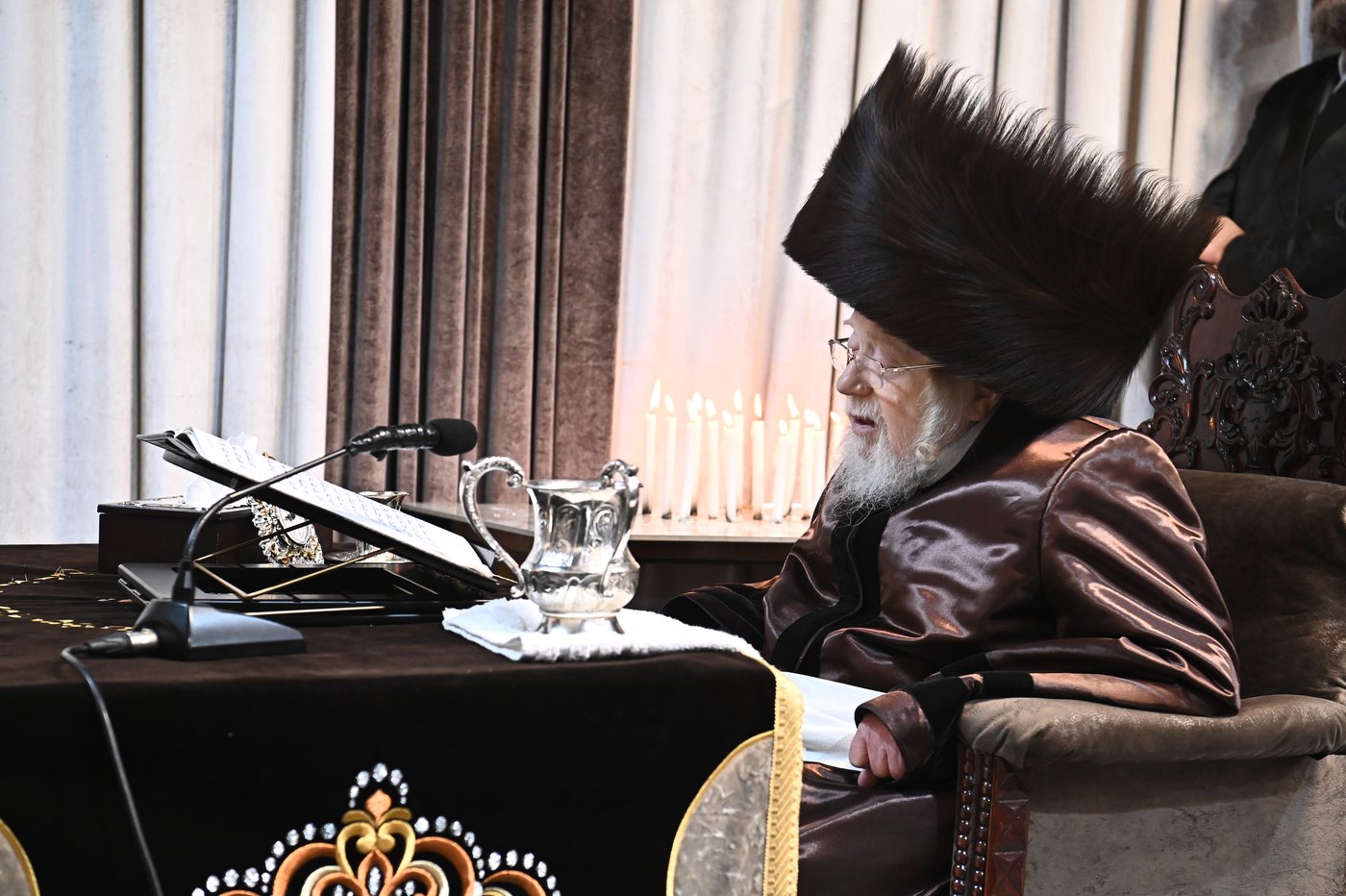 האדמו"ר מקרעטשניף בהדלקת נרות חנוכה