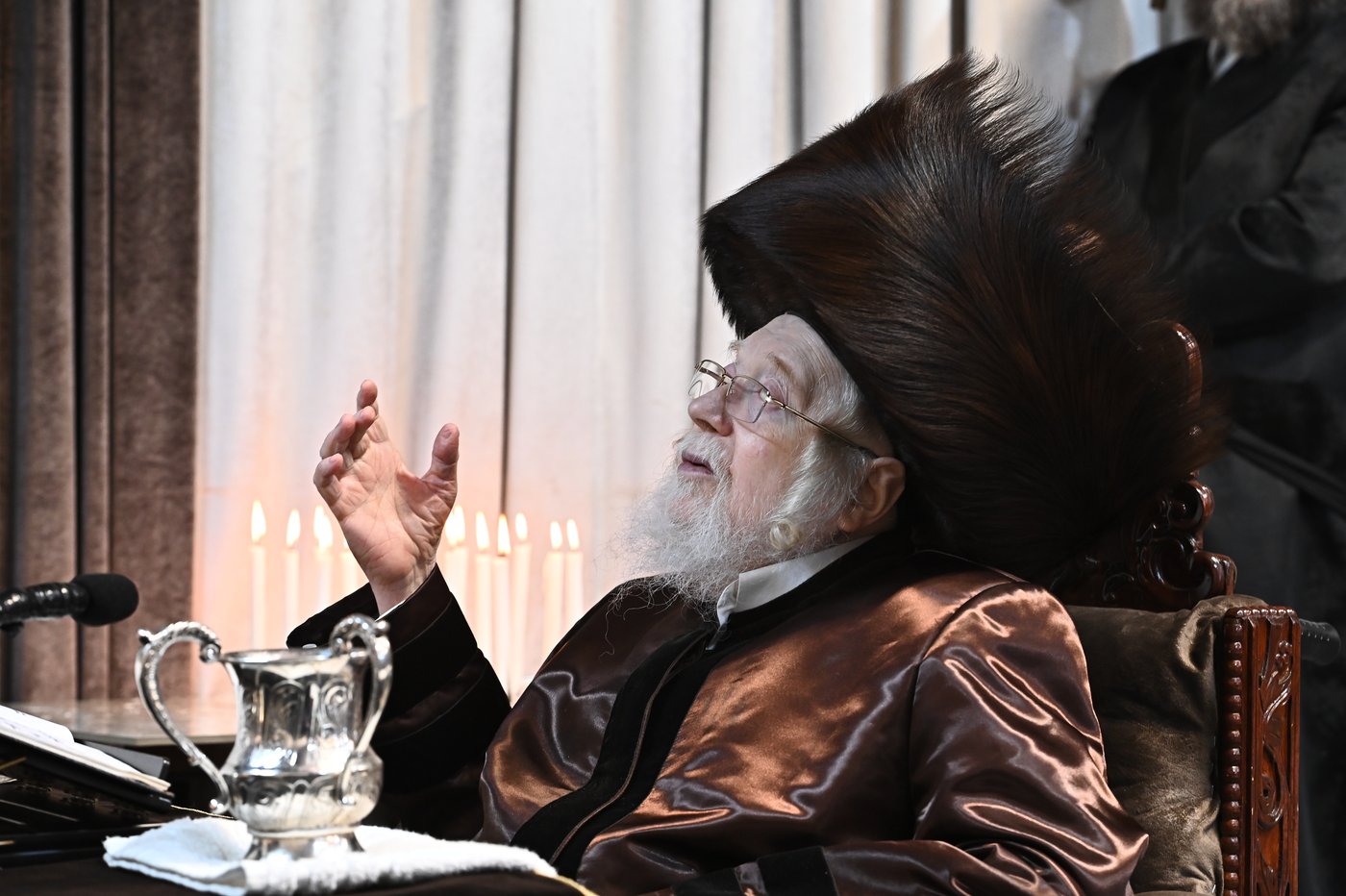 האדמו"ר מקרעטשניף בהדלקת נרות חנוכה