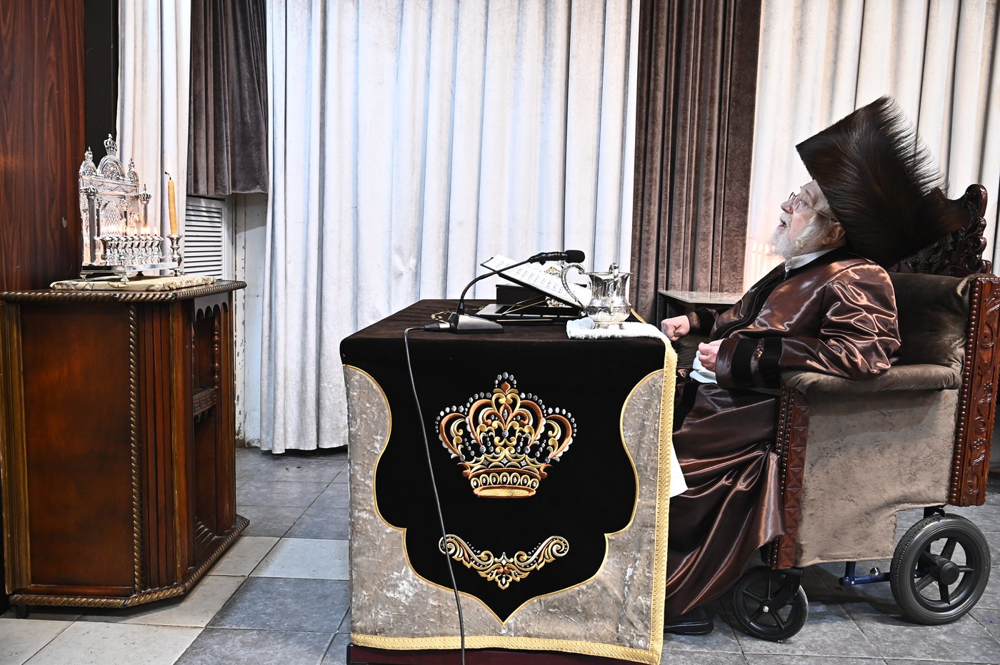 האדמו"ר מקרעטשניף בהדלקת נרות חנוכה