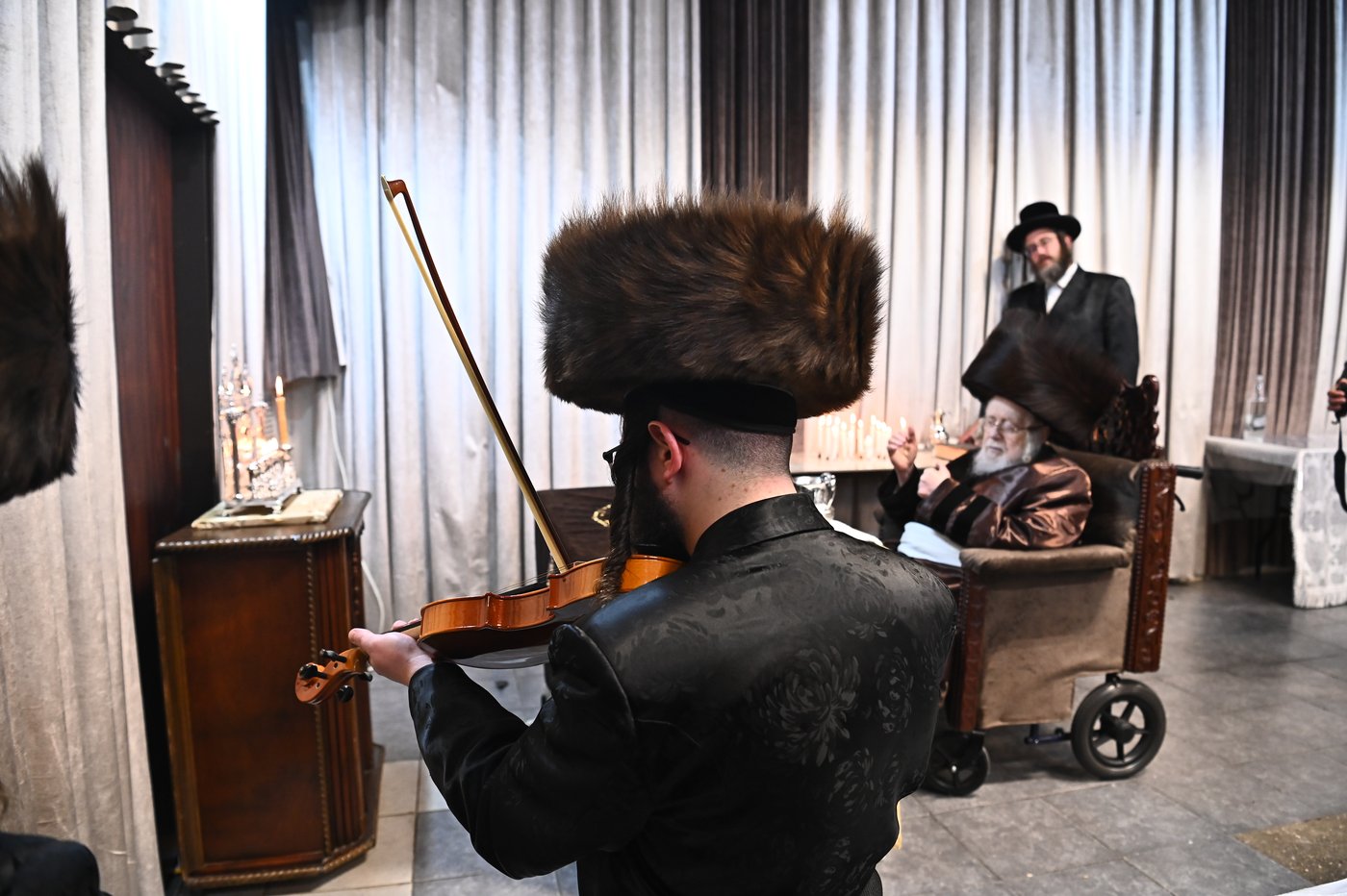 האדמו"ר מקרעטשניף בהדלקת נרות חנוכה