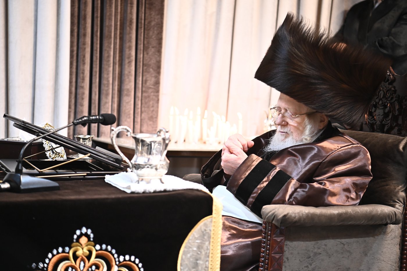 האדמו"ר מקרעטשניף בהדלקת נרות חנוכה