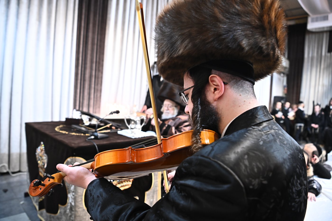 האדמו"ר מקרעטשניף בהדלקת נרות חנוכה