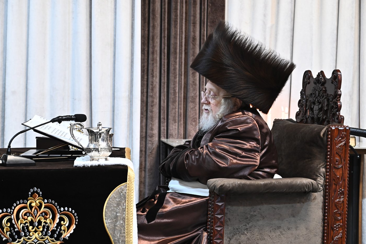 האדמו"ר מקרעטשניף בהדלקת נרות חנוכה