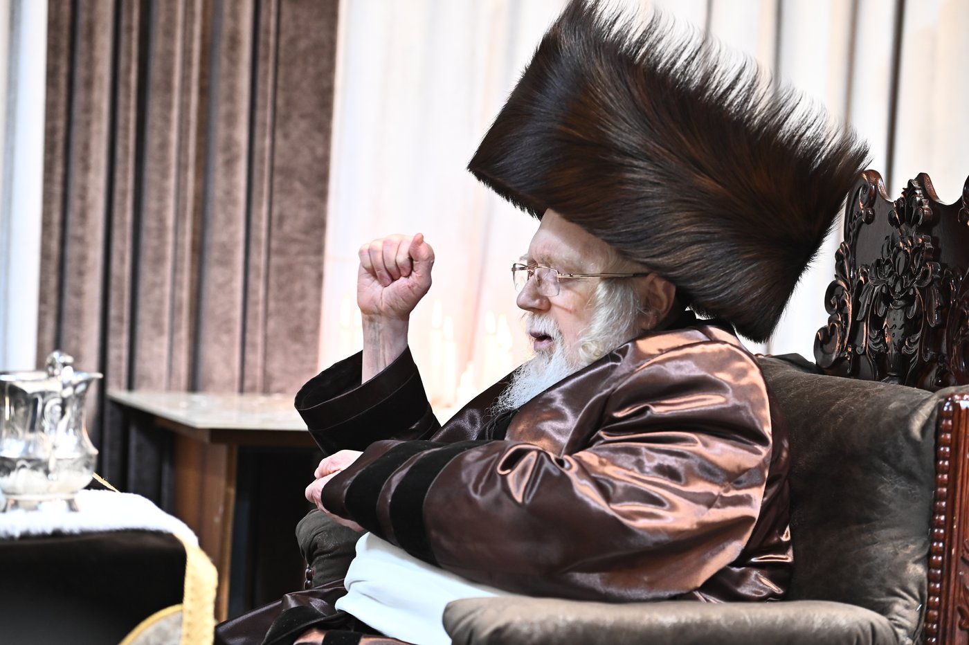 האדמו"ר מקרעטשניף בהדלקת נרות חנוכה