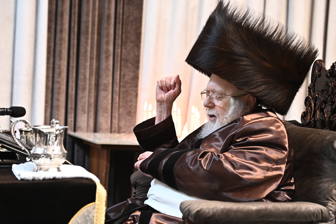 האדמו"ר מקרעטשניף בהדלקת נרות חנוכה