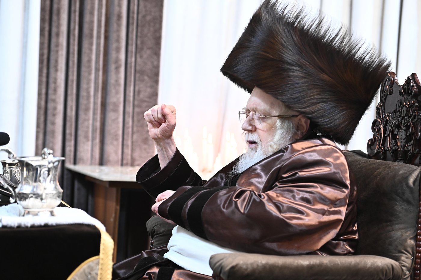 האדמו"ר מקרעטשניף בהדלקת נרות חנוכה