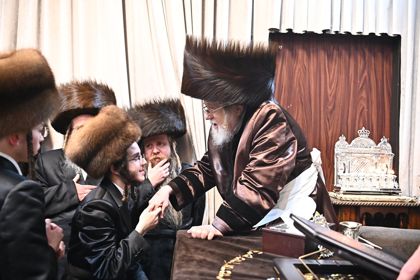 האדמו"ר מקרעטשניף בהדלקת נרות חנוכה