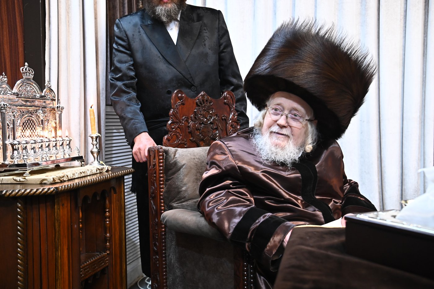 האדמו"ר מקרעטשניף בהדלקת נרות חנוכה