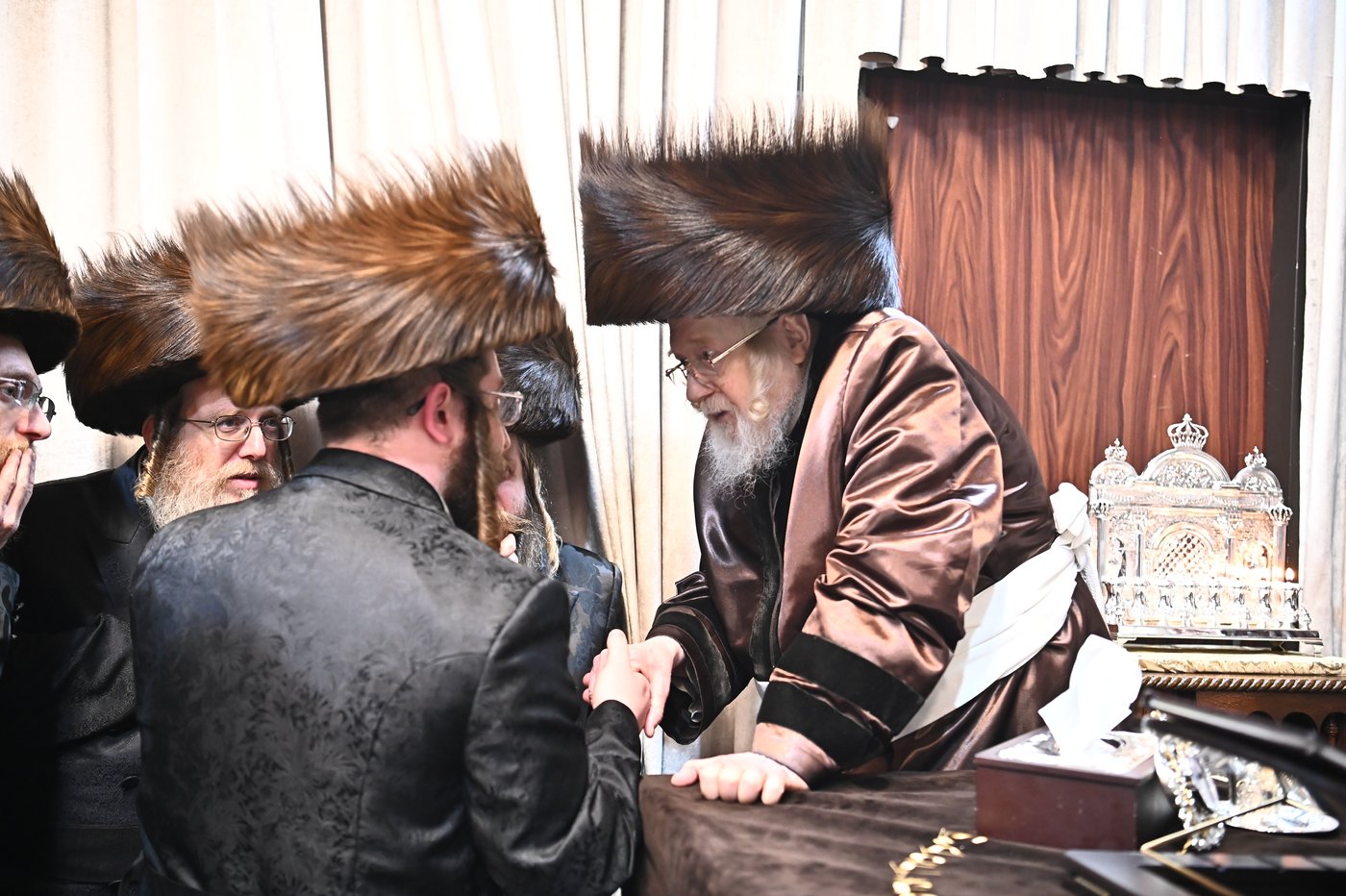 האדמו"ר מקרעטשניף בהדלקת נרות חנוכה