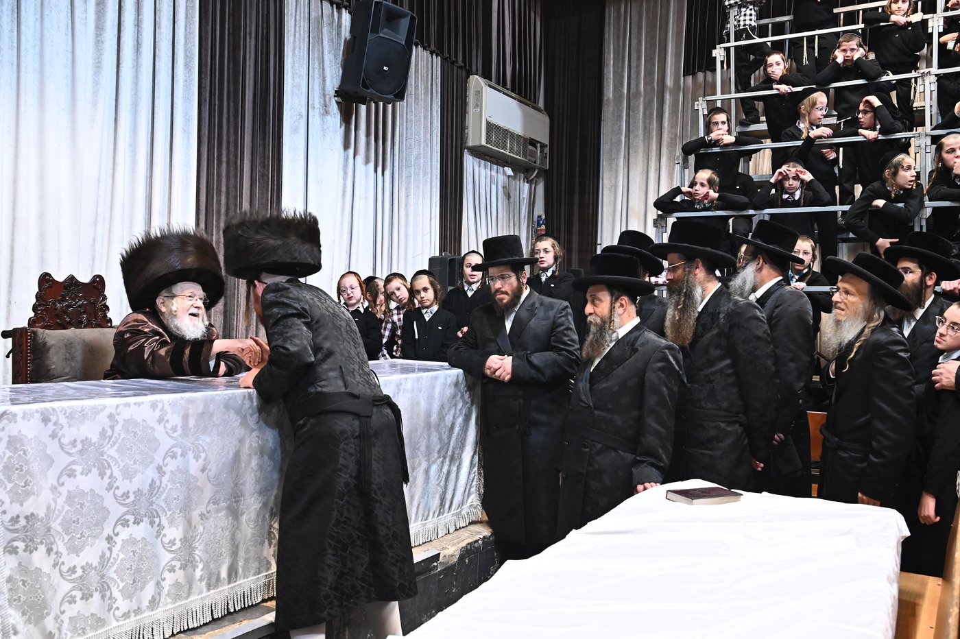 האדמו"ר מקרעטשניף בהדלקת נרות חנוכה