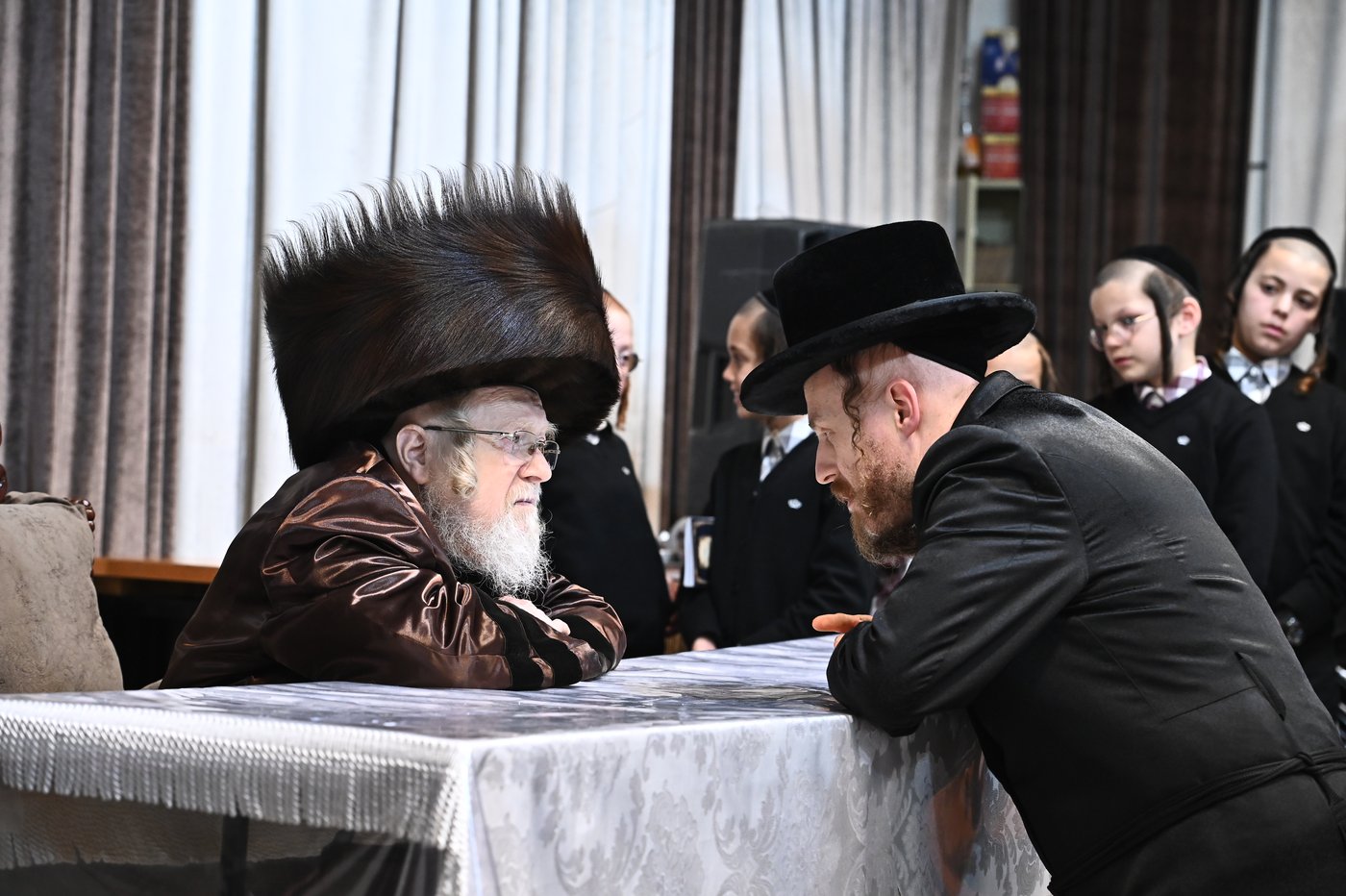 האדמו"ר מקרעטשניף בהדלקת נרות חנוכה