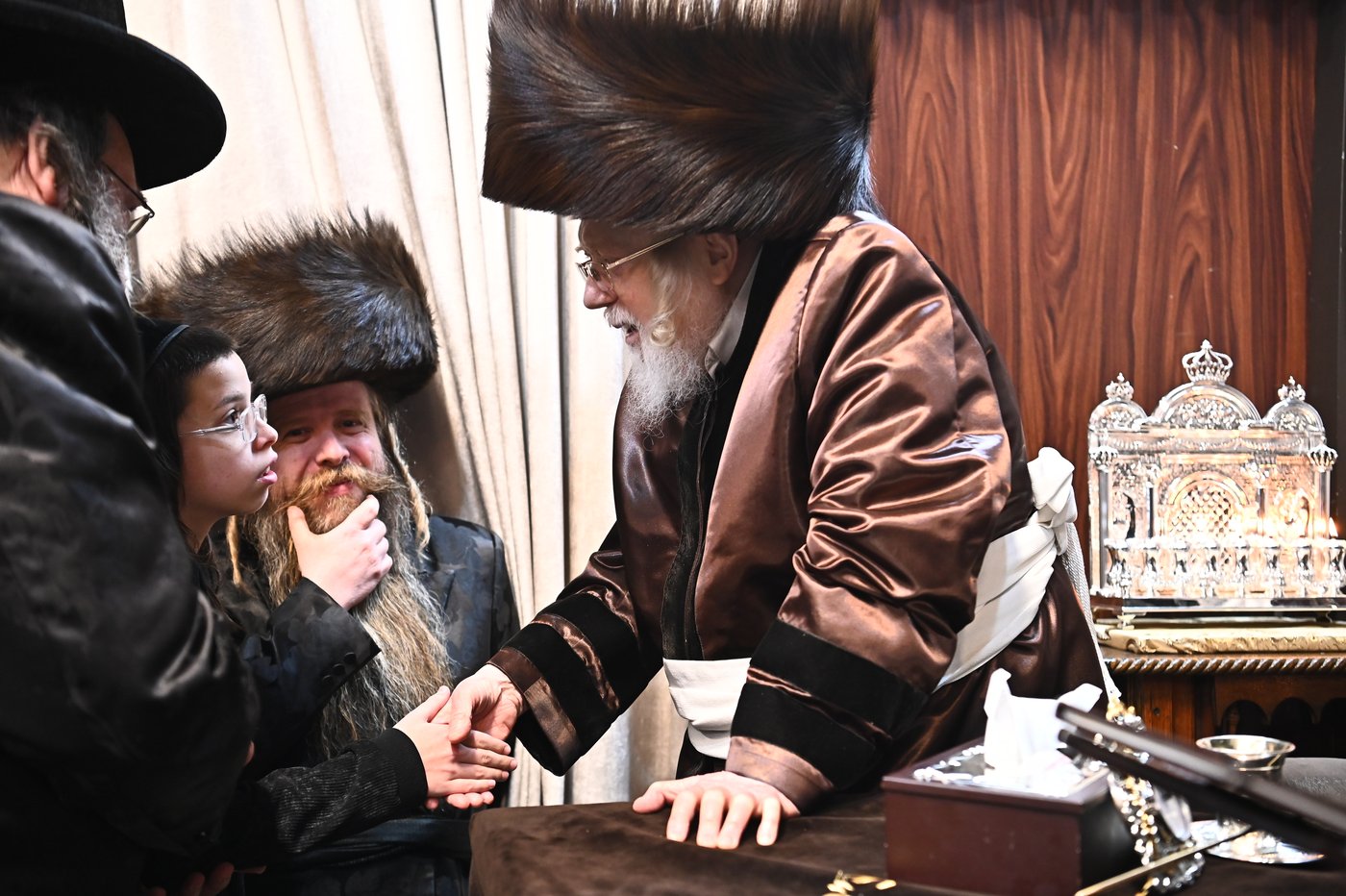 האדמו"ר מקרעטשניף בהדלקת נרות חנוכה