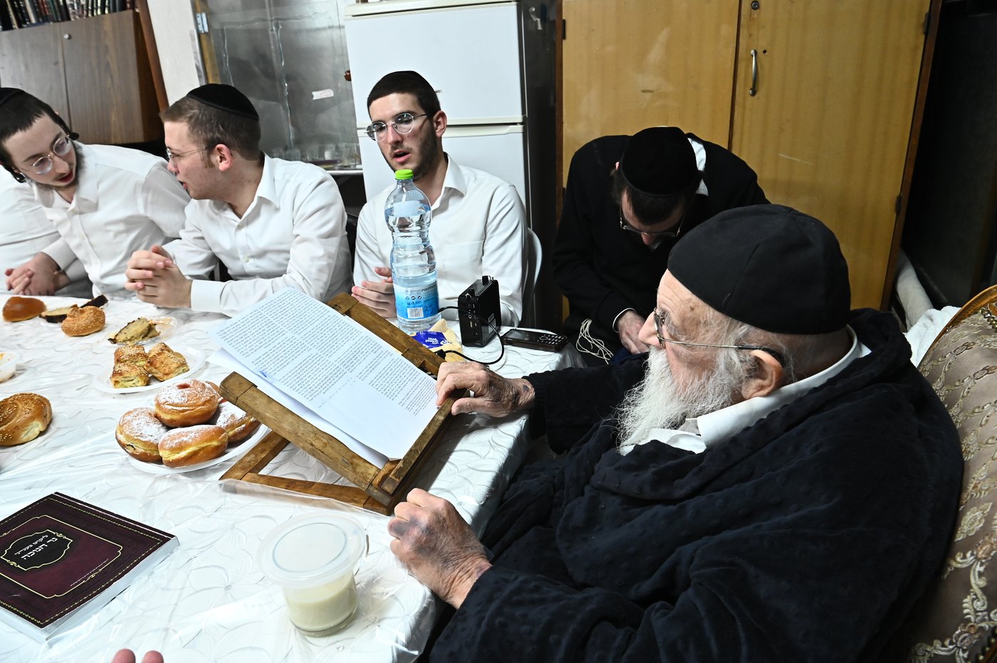 מסיבת חנוכה אצל הגר"מ גריינמן