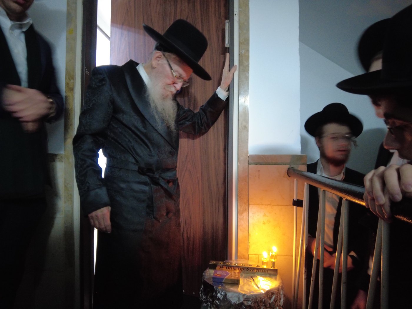 הגאון רבי אורי וייסבלום בהדלקת נרות חנוכה