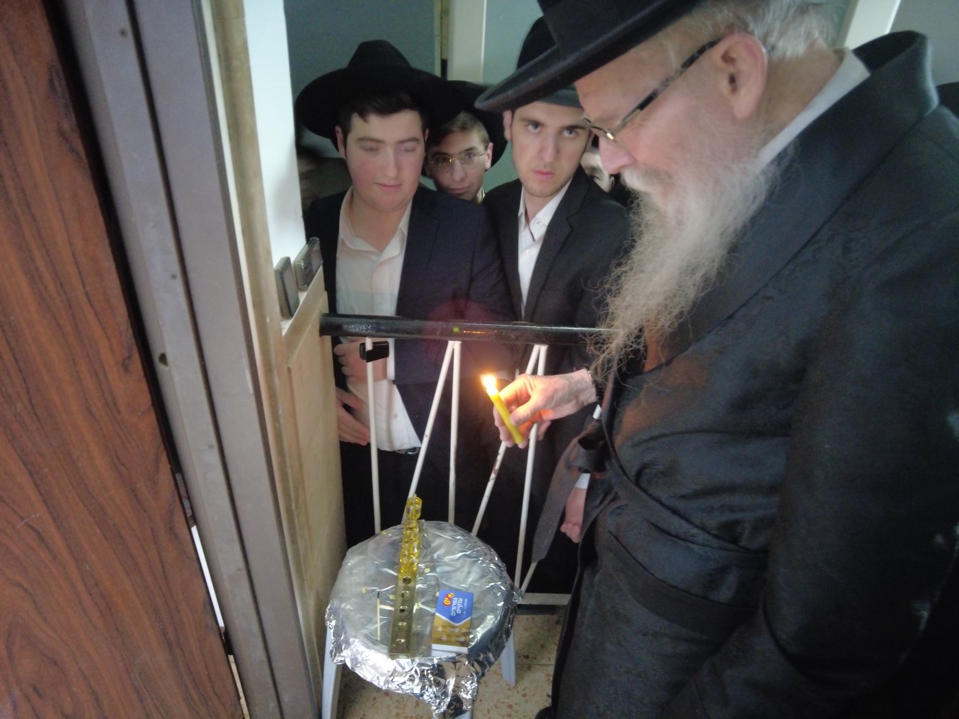 הגאון רבי אורי וייסבלום בהדלקת נרות חנוכה