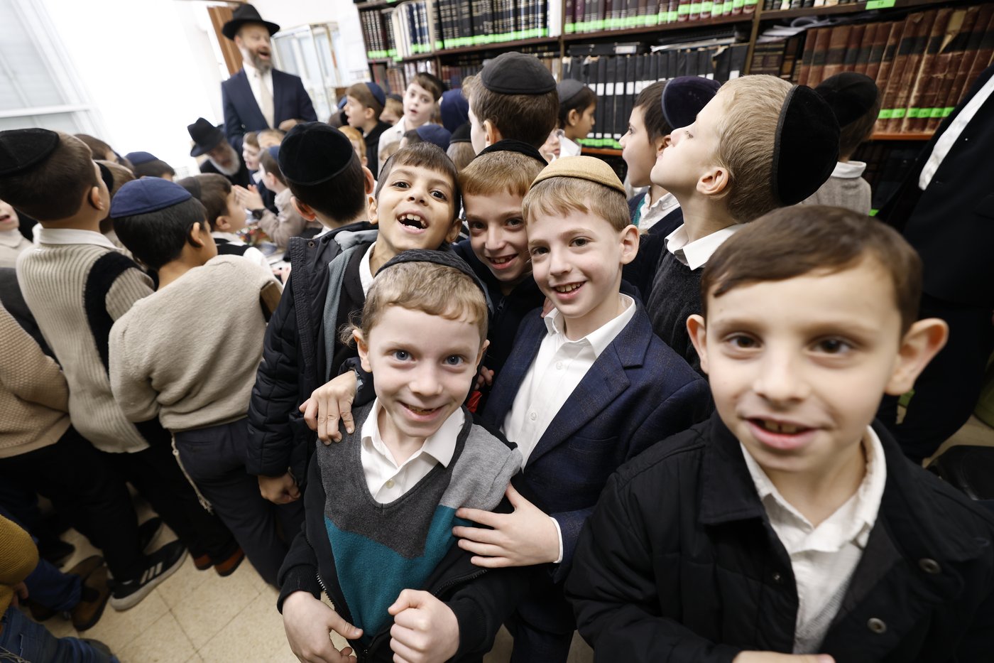 הגאון רבי שרגא שטיינמן במבחן וחלוקת דמי חנוכה לילדי ת"ת 'מרכז'