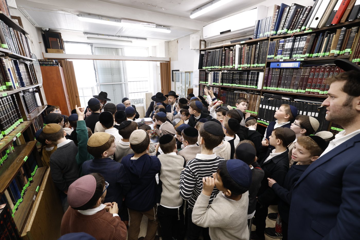 הגאון רבי שרגא שטיינמן במבחן וחלוקת דמי חנוכה לילדי ת"ת 'מרכז'