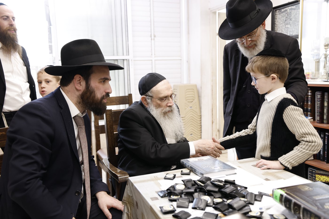 הגאון רבי שרגא שטיינמן במבחן וחלוקת דמי חנוכה לילדי ת"ת 'מרכז'