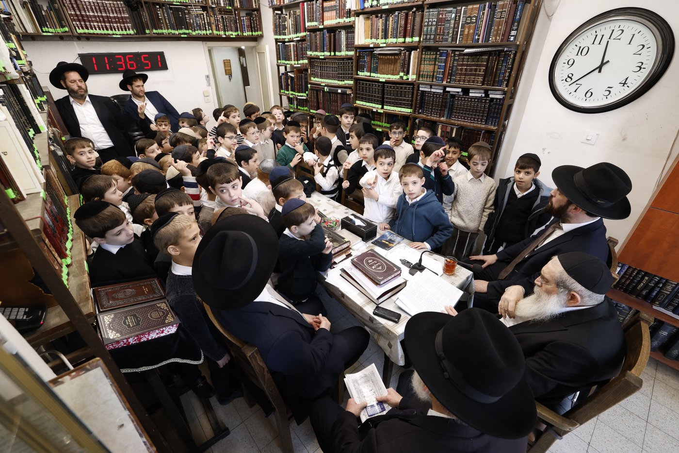 הגאון רבי שרגא שטיינמן במבחן וחלוקת דמי חנוכה לילדי ת"ת 'מרכז'