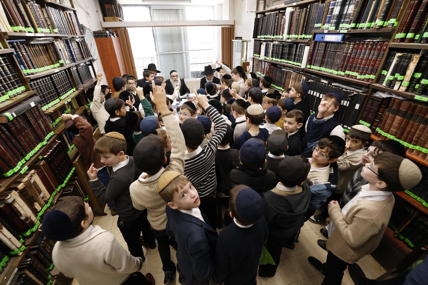 הגאון רבי שרגא שטיינמן במבחן וחלוקת דמי חנוכה לילדי ת"ת 'מרכז'