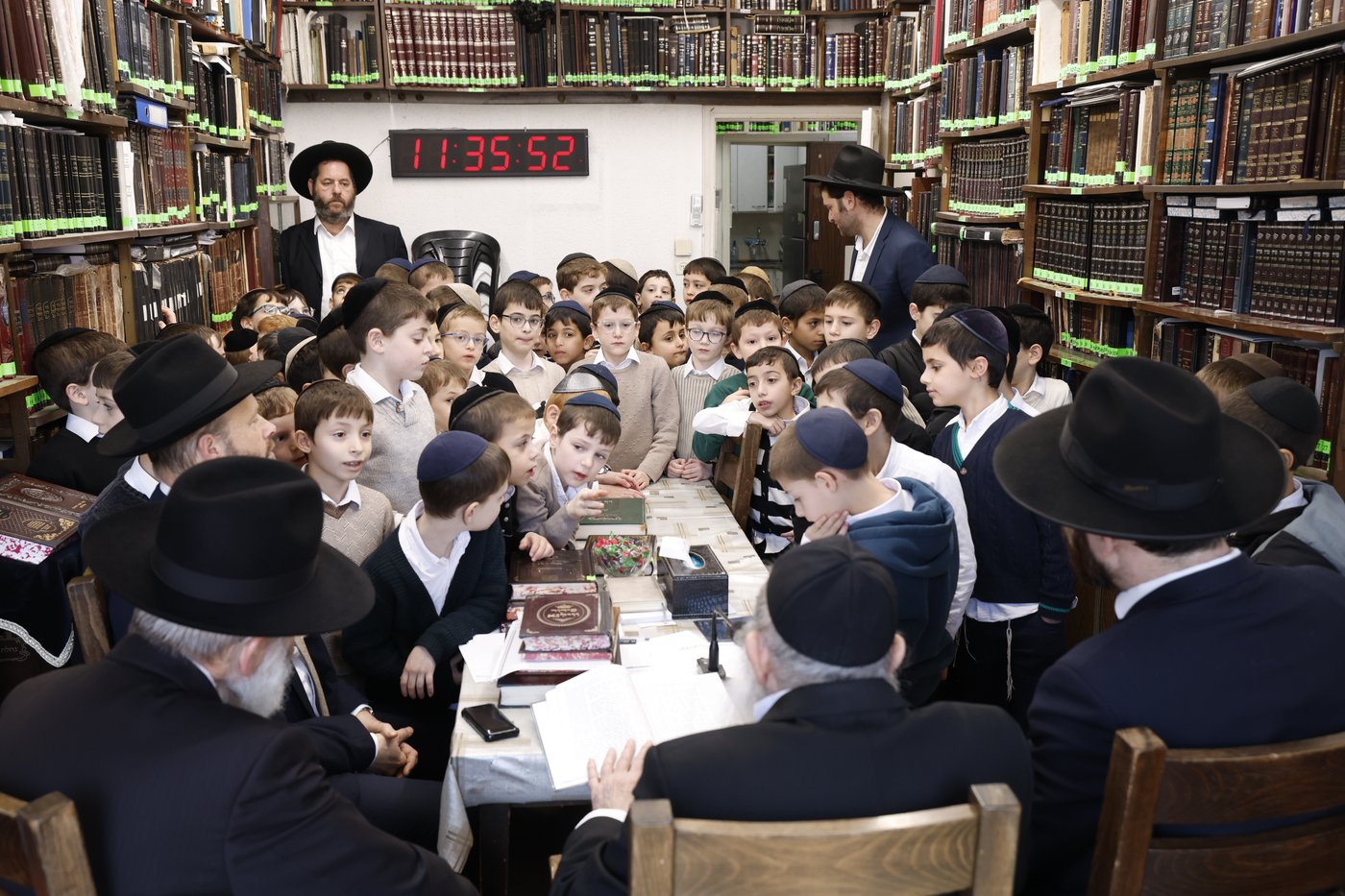 הגאון רבי שרגא שטיינמן במבחן וחלוקת דמי חנוכה לילדי ת"ת 'מרכז'