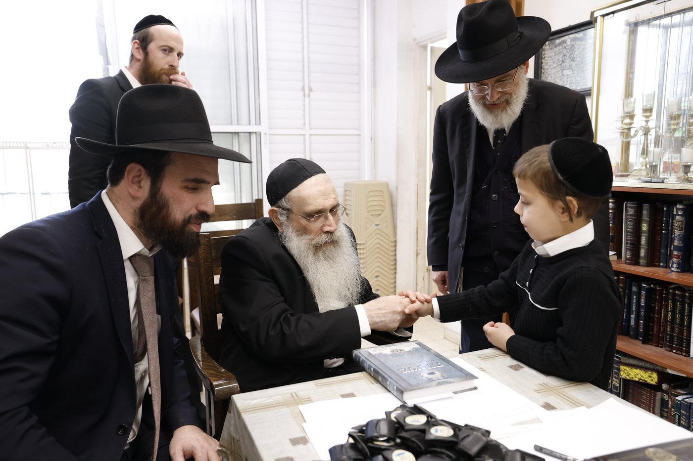 הגאון רבי שרגא שטיינמן במבחן וחלוקת דמי חנוכה לילדי ת"ת 'מרכז'