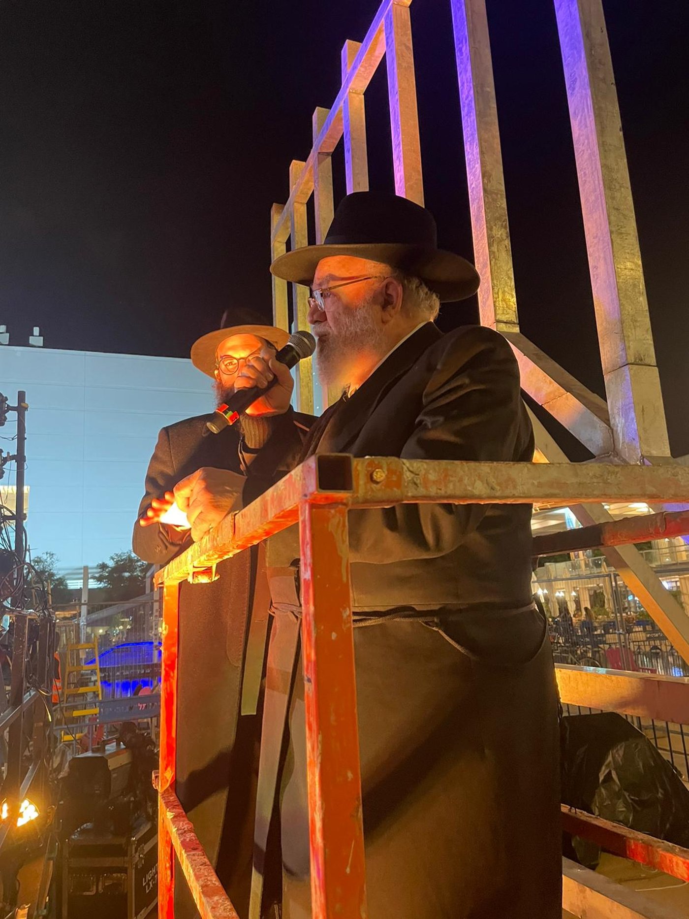 כשחנוכייה הוצבה בכיכר התל אביבית שבה נערכות ההפגנות הגדולות