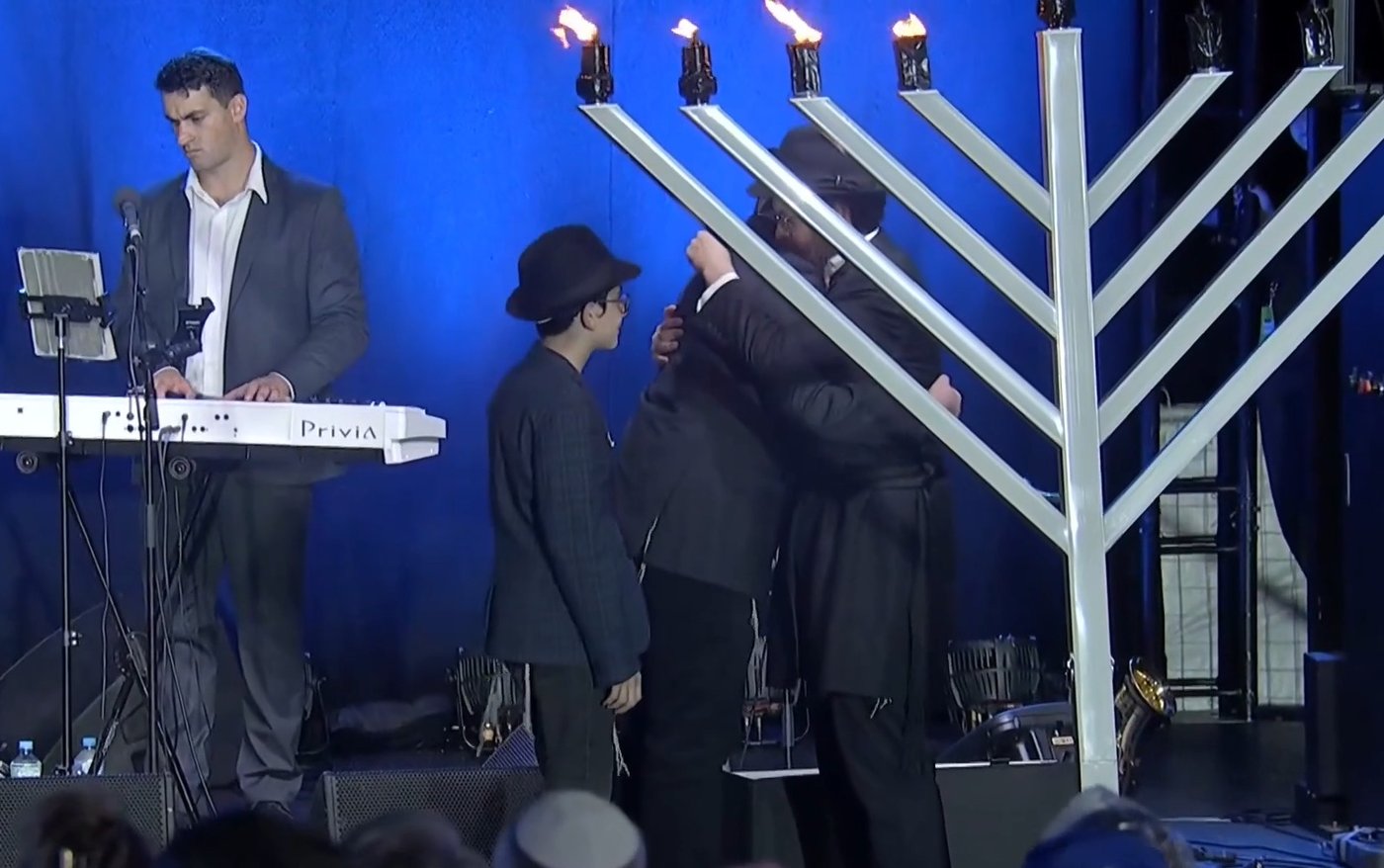 בני משפחתו של השליח במעמד ההדלקה