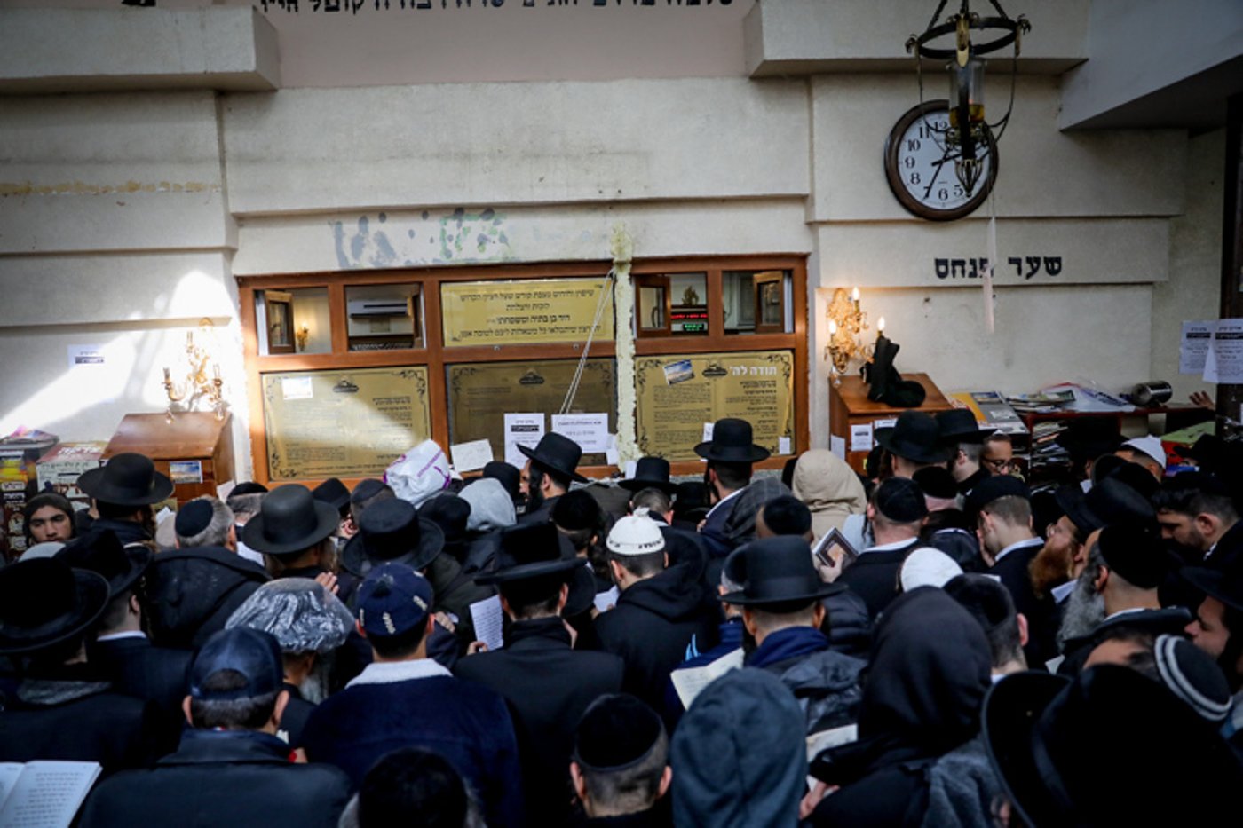 מתפללים בציון רבי נחמן