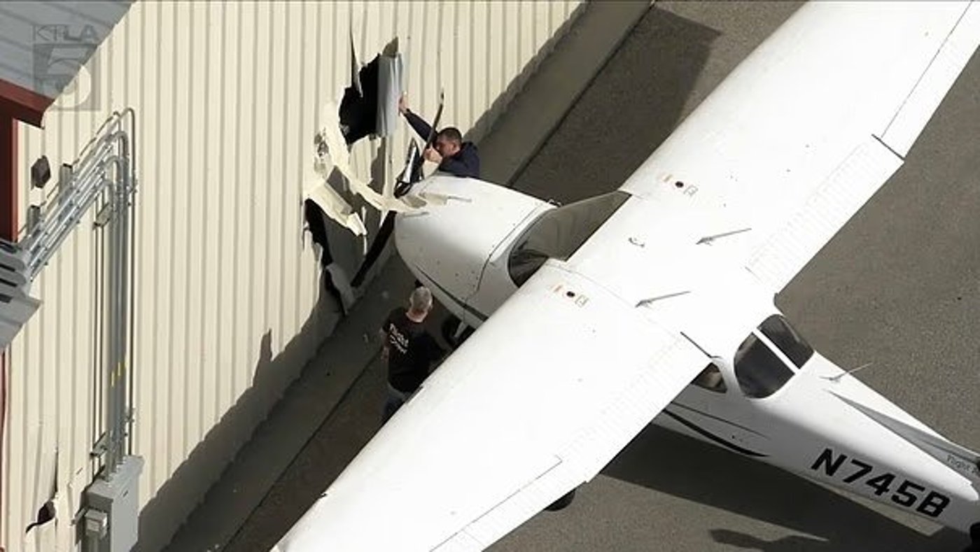 המטוס לאחר ההתנגשות בהאנגר על המסלול