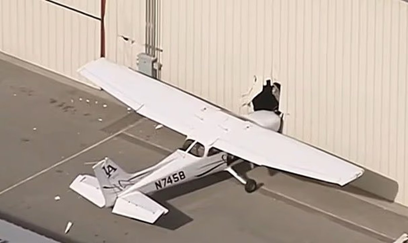 המטוס לאחר ההתנגשות בהאנגר על המסלול