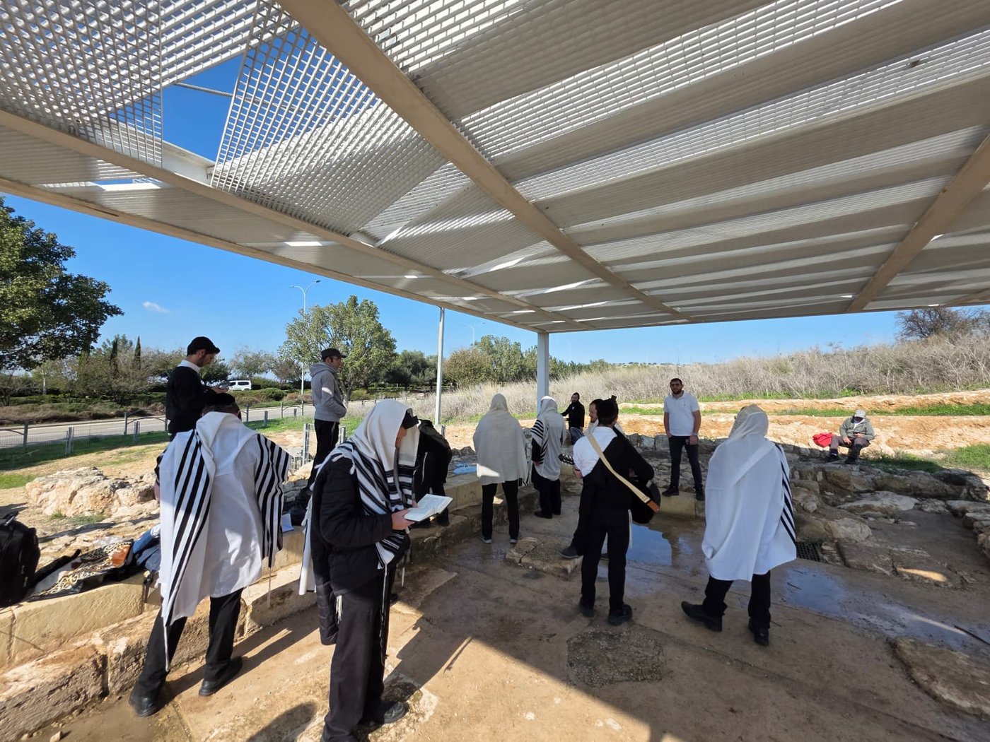 חנוכה בבית הכנסת העתיק אום אל-עומדן שבמודיעין
