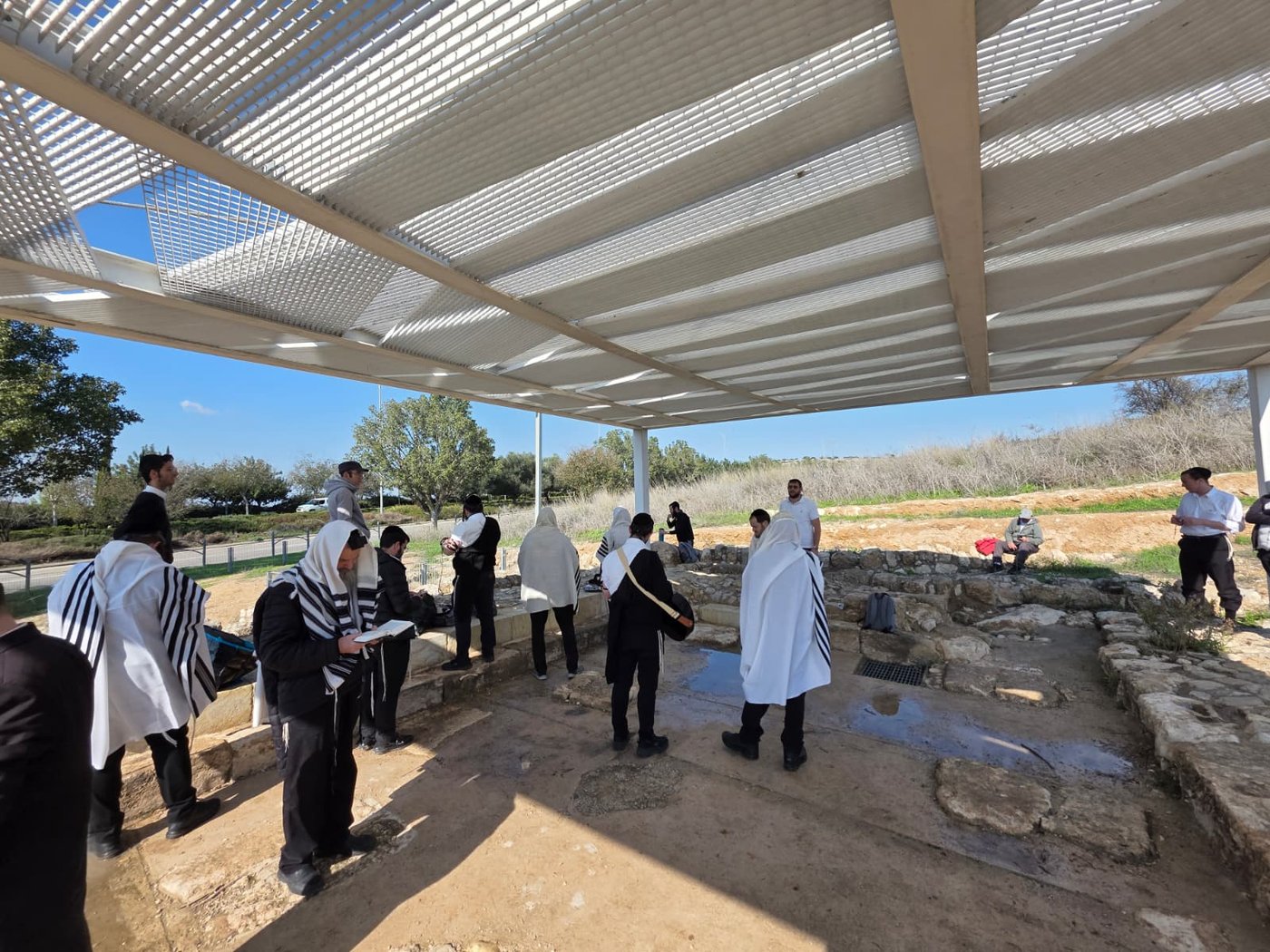 חנוכה בבית הכנסת העתיק אום אל-עומדן שבמודיעין