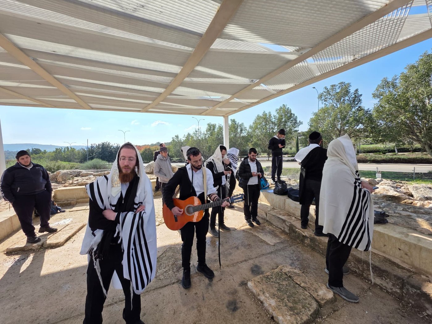 חנוכה בבית הכנסת העתיק אום אל-עומדן שבמודיעין