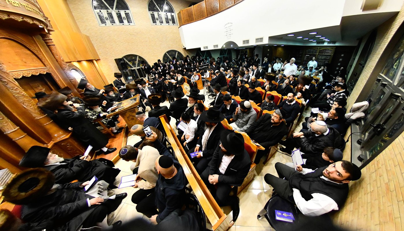 הדלקת נרות חנוכה בחצה"ק מישקולץ