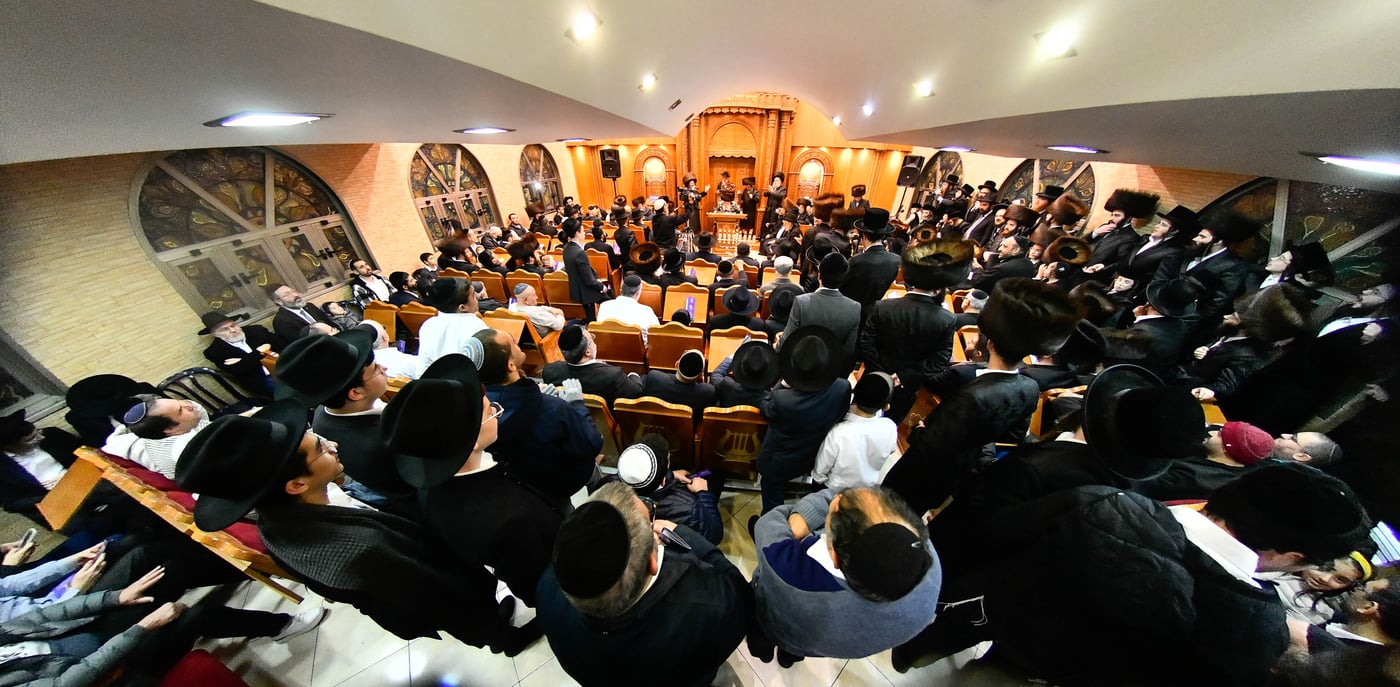 הדלקת נרות חנוכה בחצה"ק מישקולץ