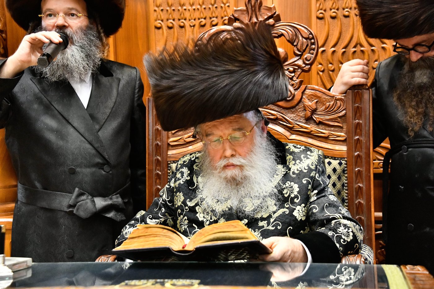 הדלקת נרות חנוכה בחצה"ק מישקולץ