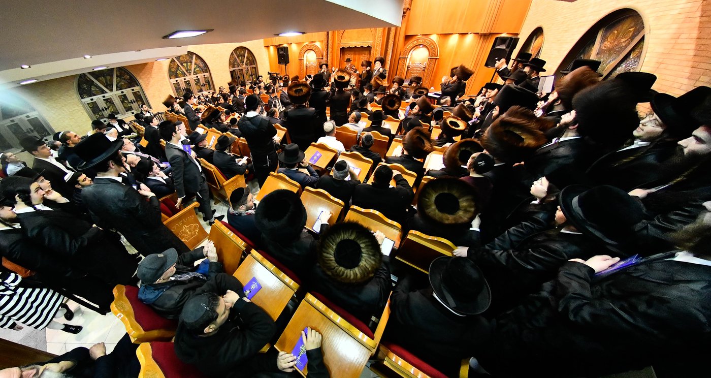 הדלקת נרות חנוכה בחצה"ק מישקולץ