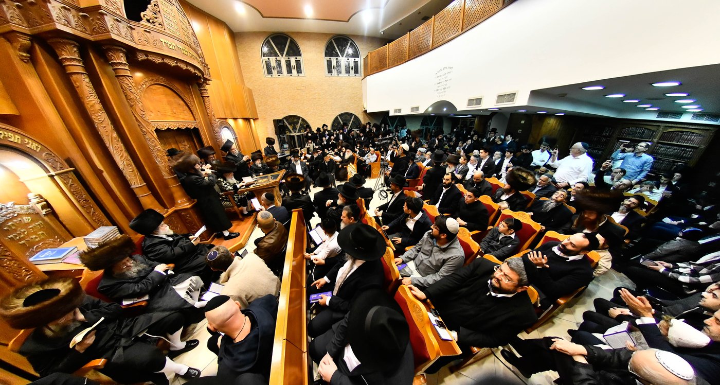 הדלקת נרות חנוכה בחצה"ק מישקולץ