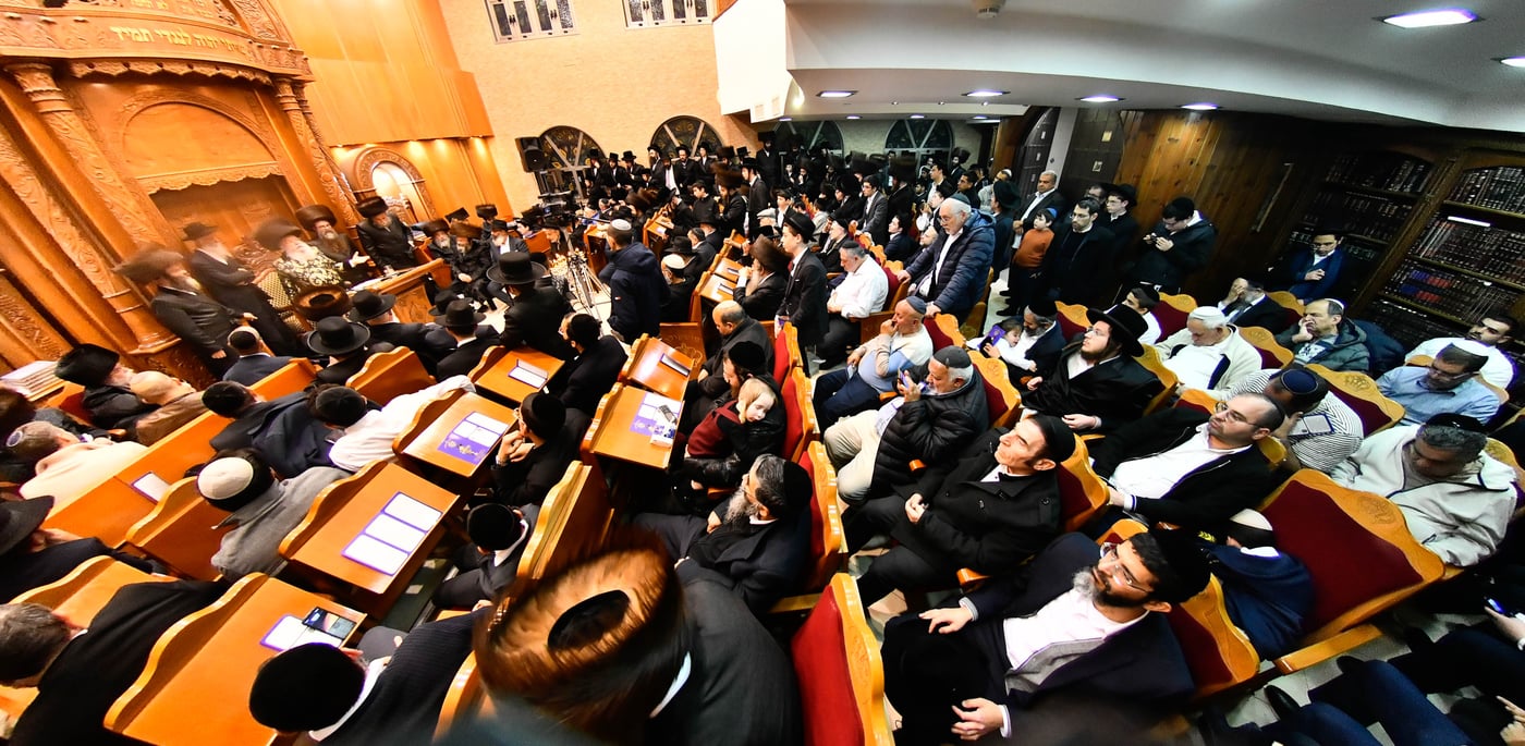 הדלקת נרות חנוכה בחצה"ק מישקולץ