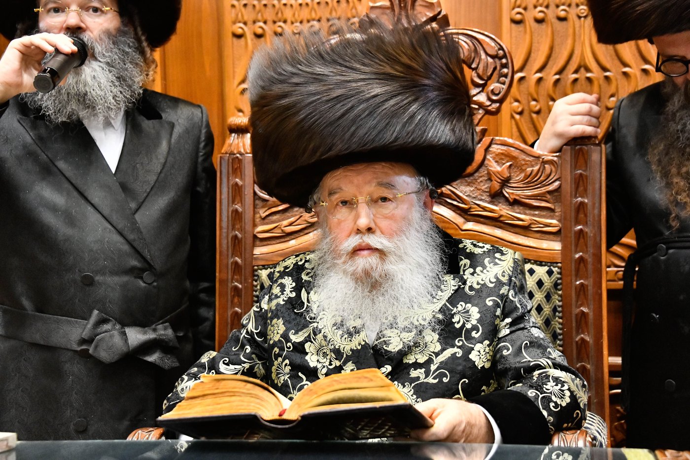 הדלקת נרות חנוכה בחצה"ק מישקולץ