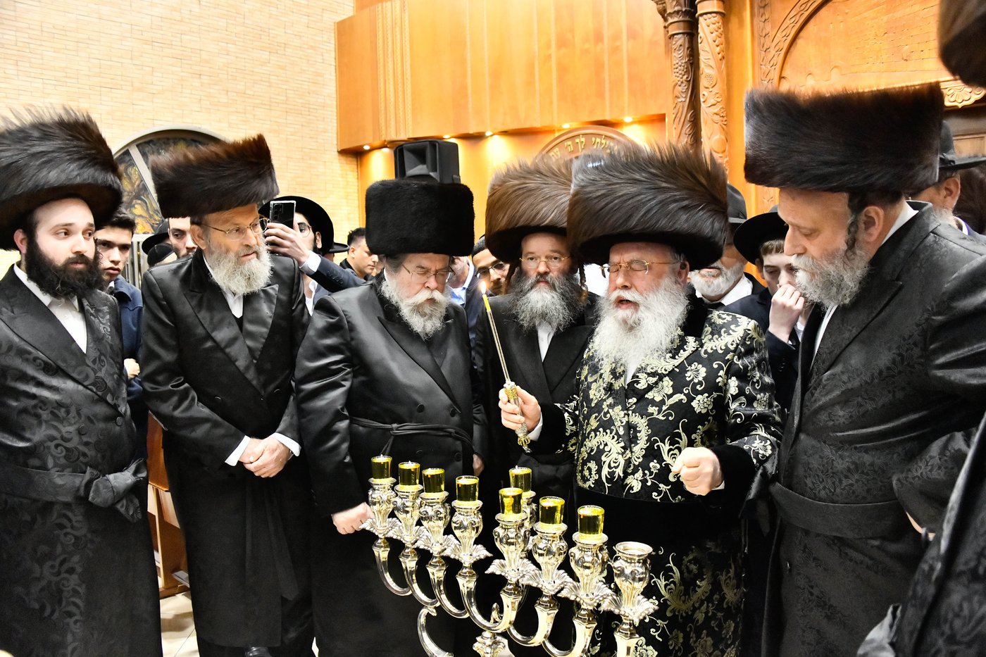 הדלקת נרות חנוכה בחצה"ק מישקולץ