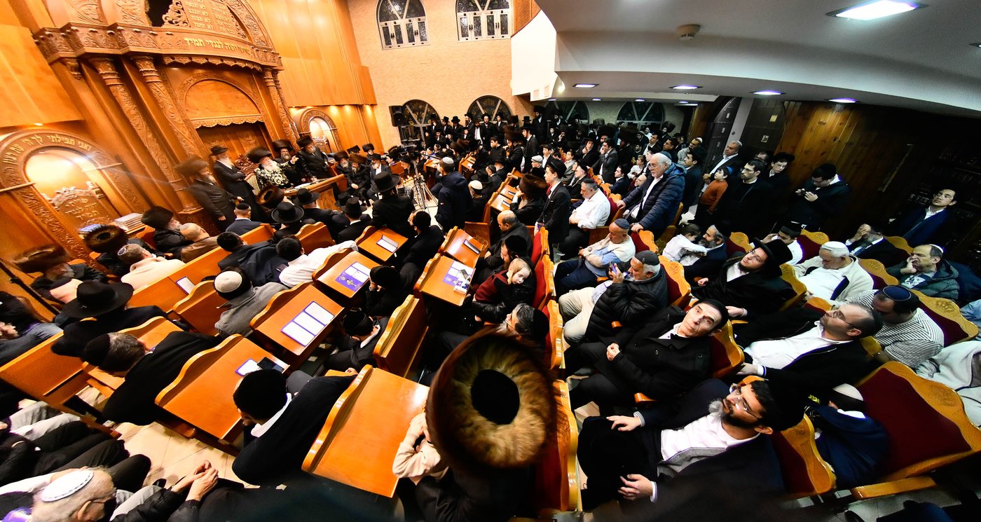 הדלקת נרות חנוכה בחצה"ק מישקולץ