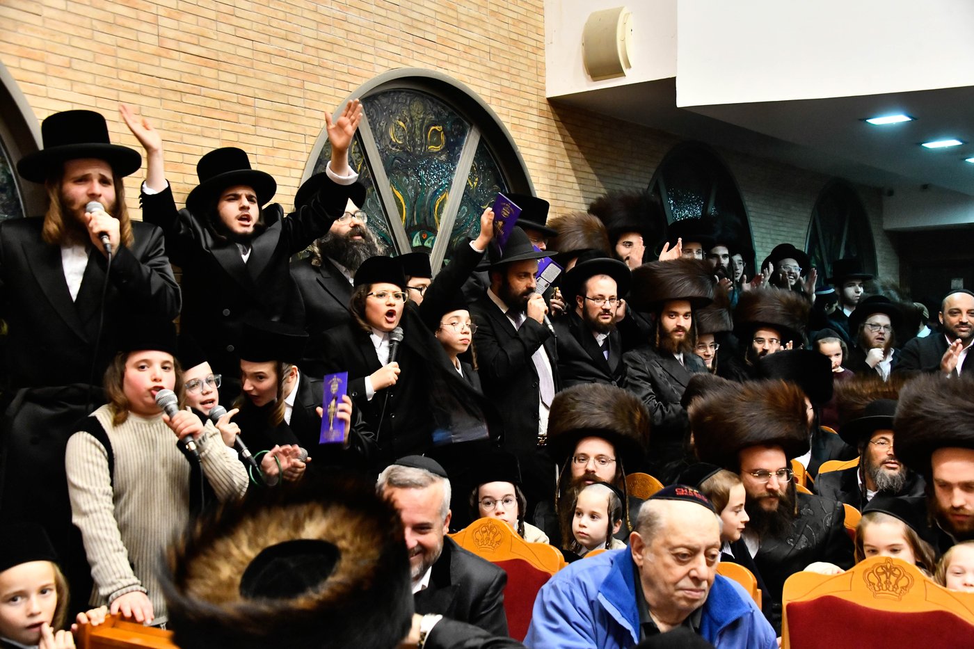 הדלקת נרות חנוכה בחצה"ק מישקולץ