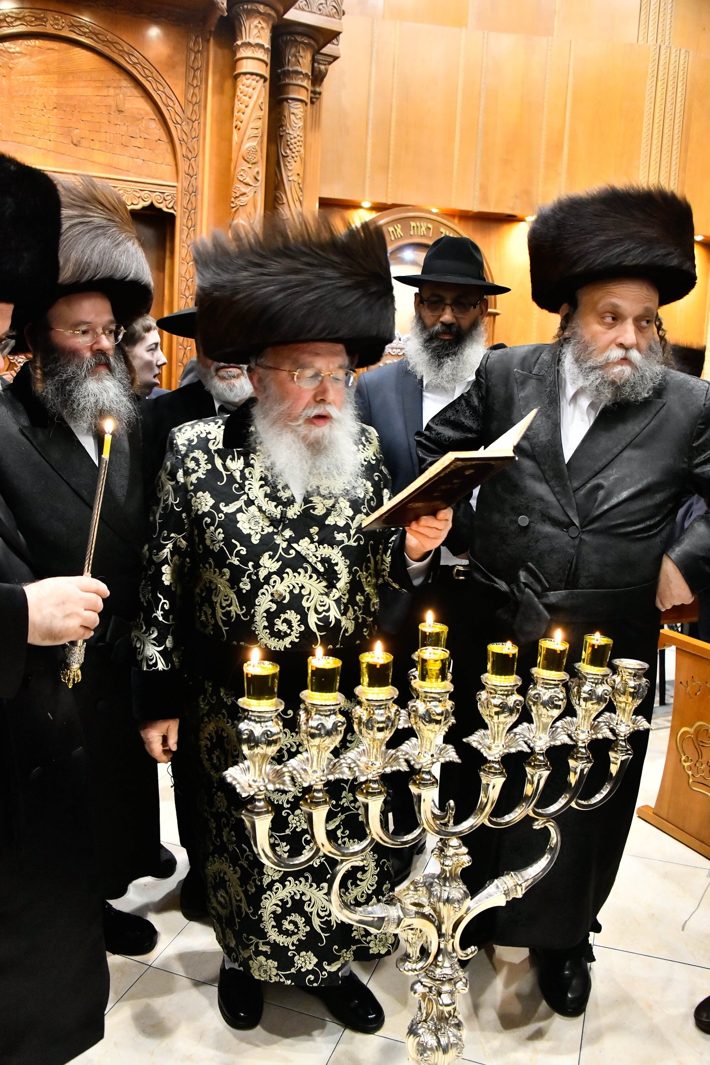 הדלקת נרות חנוכה בחצה"ק מישקולץ