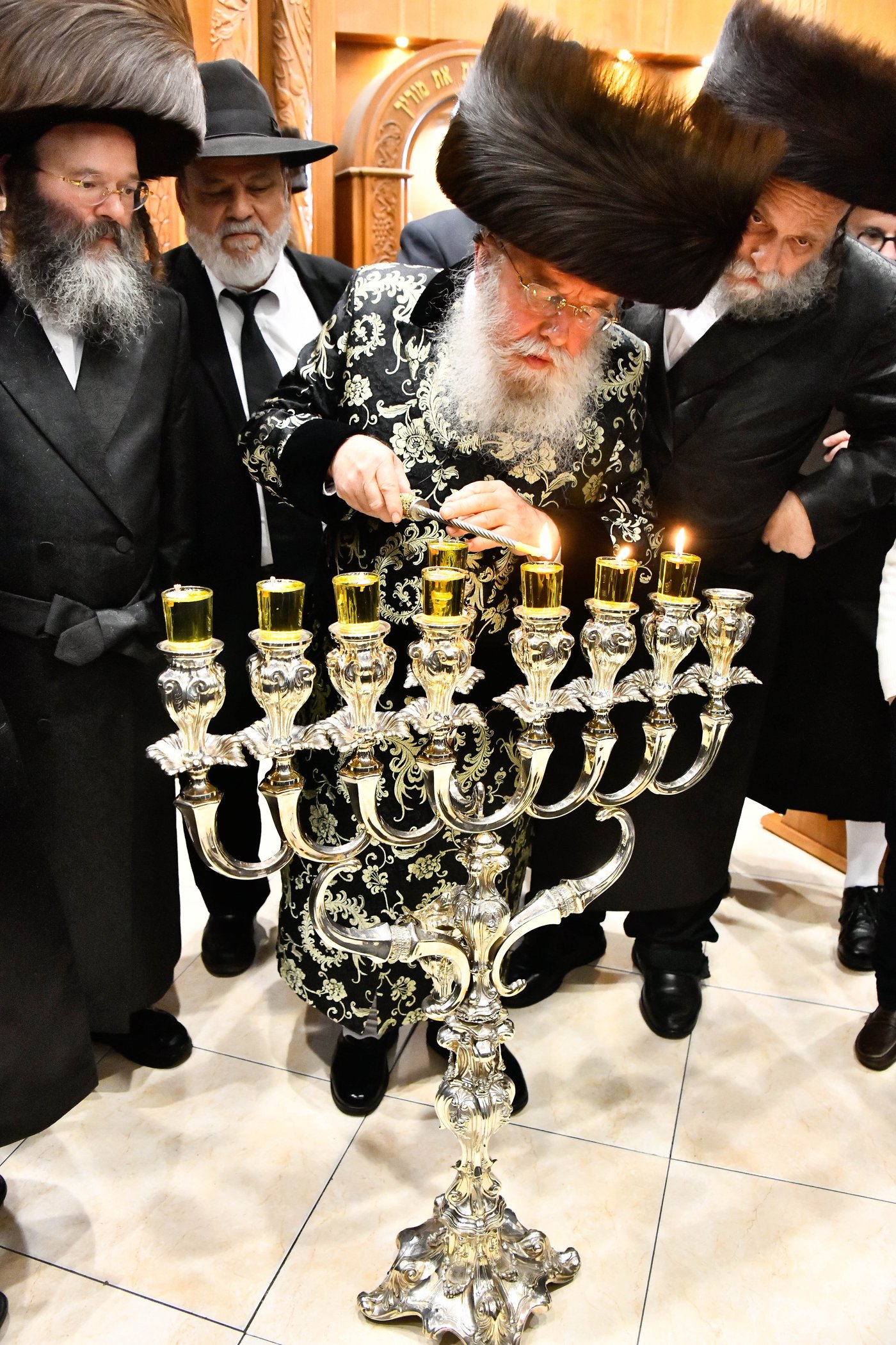 הדלקת נרות חנוכה בחצה"ק מישקולץ